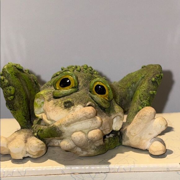 Charming Green Frog Ceramic Figurine Set - Picture 4 of 8